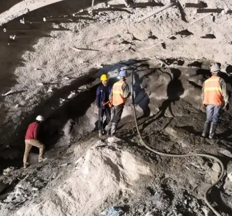 张湾隧道拱顶带模注浆料，微膨胀注浆料的特点及施工工艺